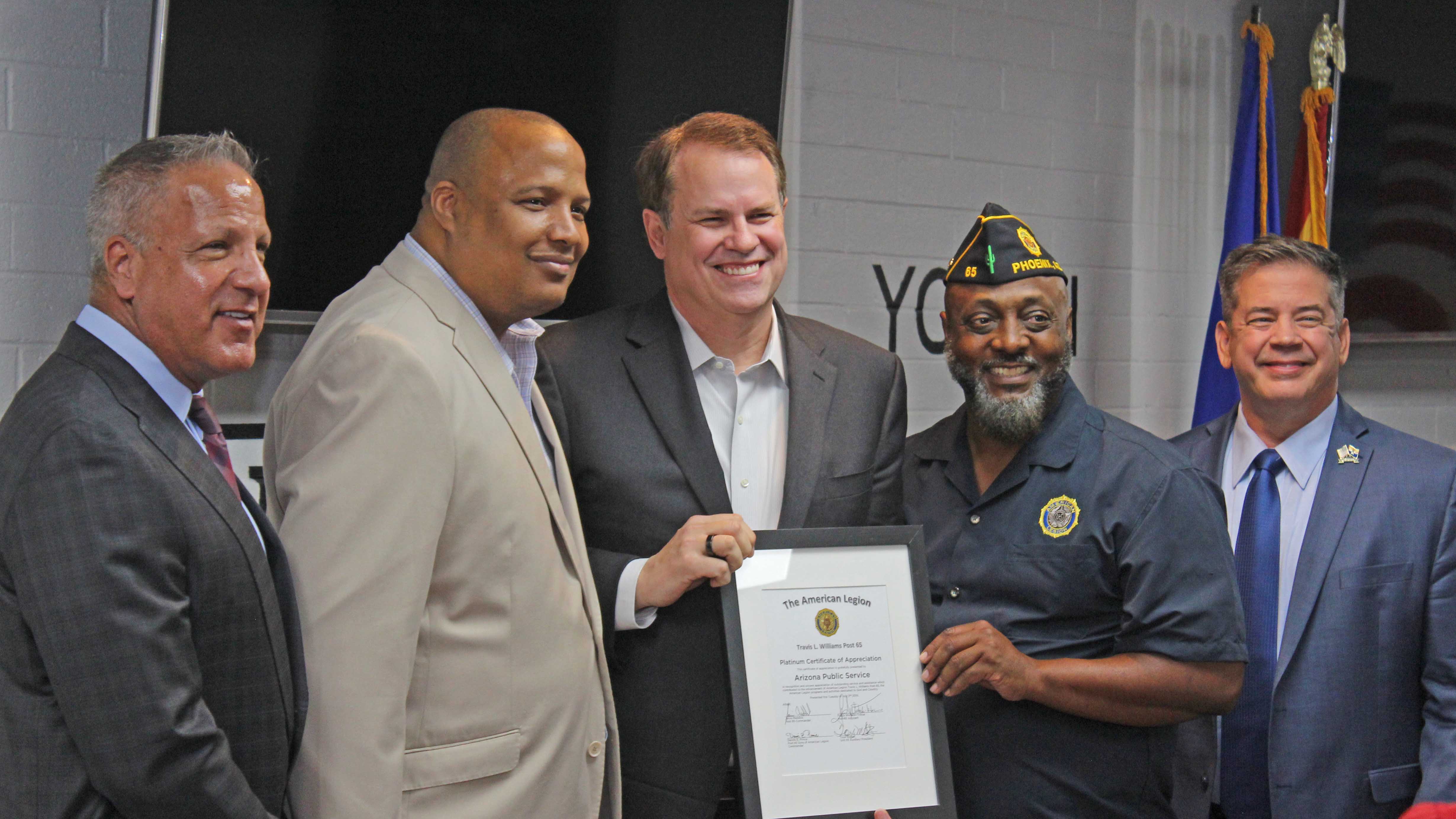 APS President and CEO, Jeff Guldner and other APS executives posing with veterans for a picture