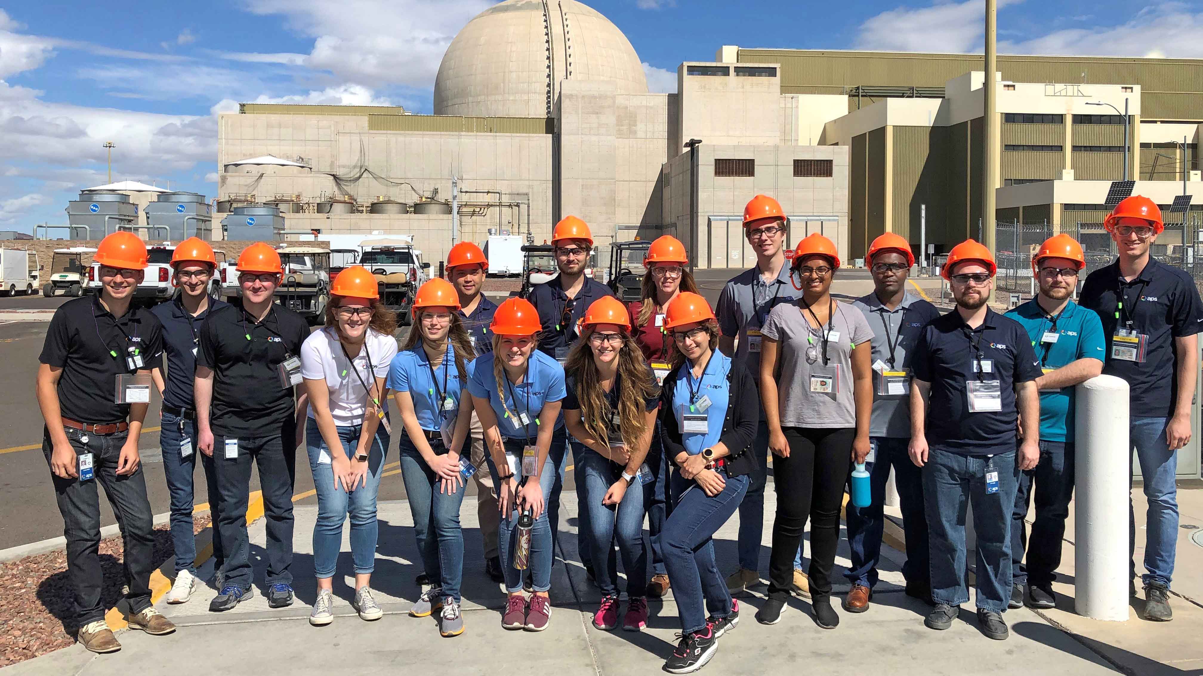 Un numeroso grupo de becarios con cascos de seguridad en la planta de generación nuclear de Palo Verde posando para una foto.