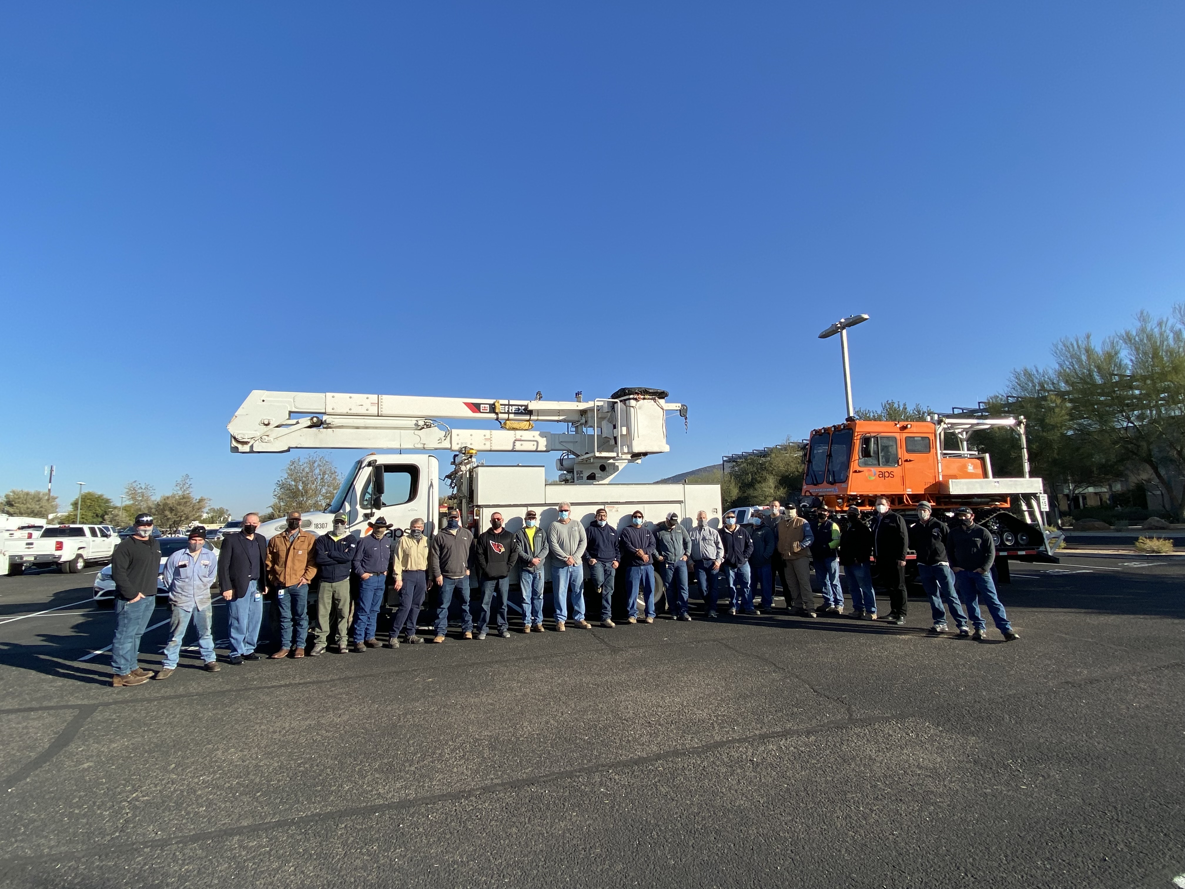 APS crew that assisted PG&E in winter storm restoration effort