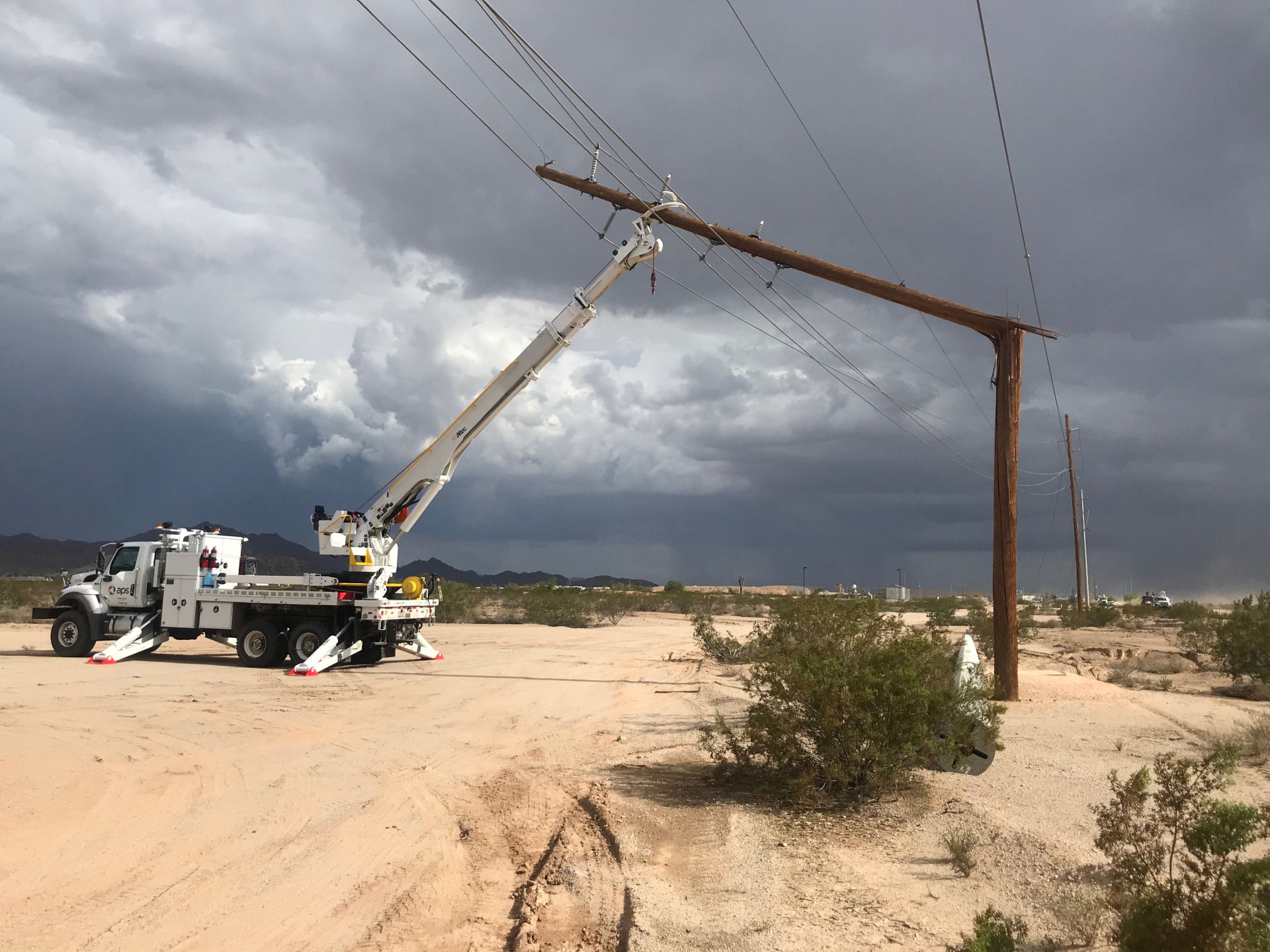 Los equipos de APS limpian después de una tormenta