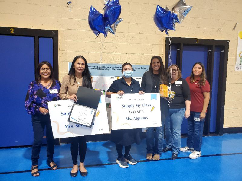 Nonie Black, analista de innovación energética de APS, y empleados de APS sorprendieron a la Sra. Algunas y a la Sra. Serverino en la escuela diurna Moencopi en Tuba City. 