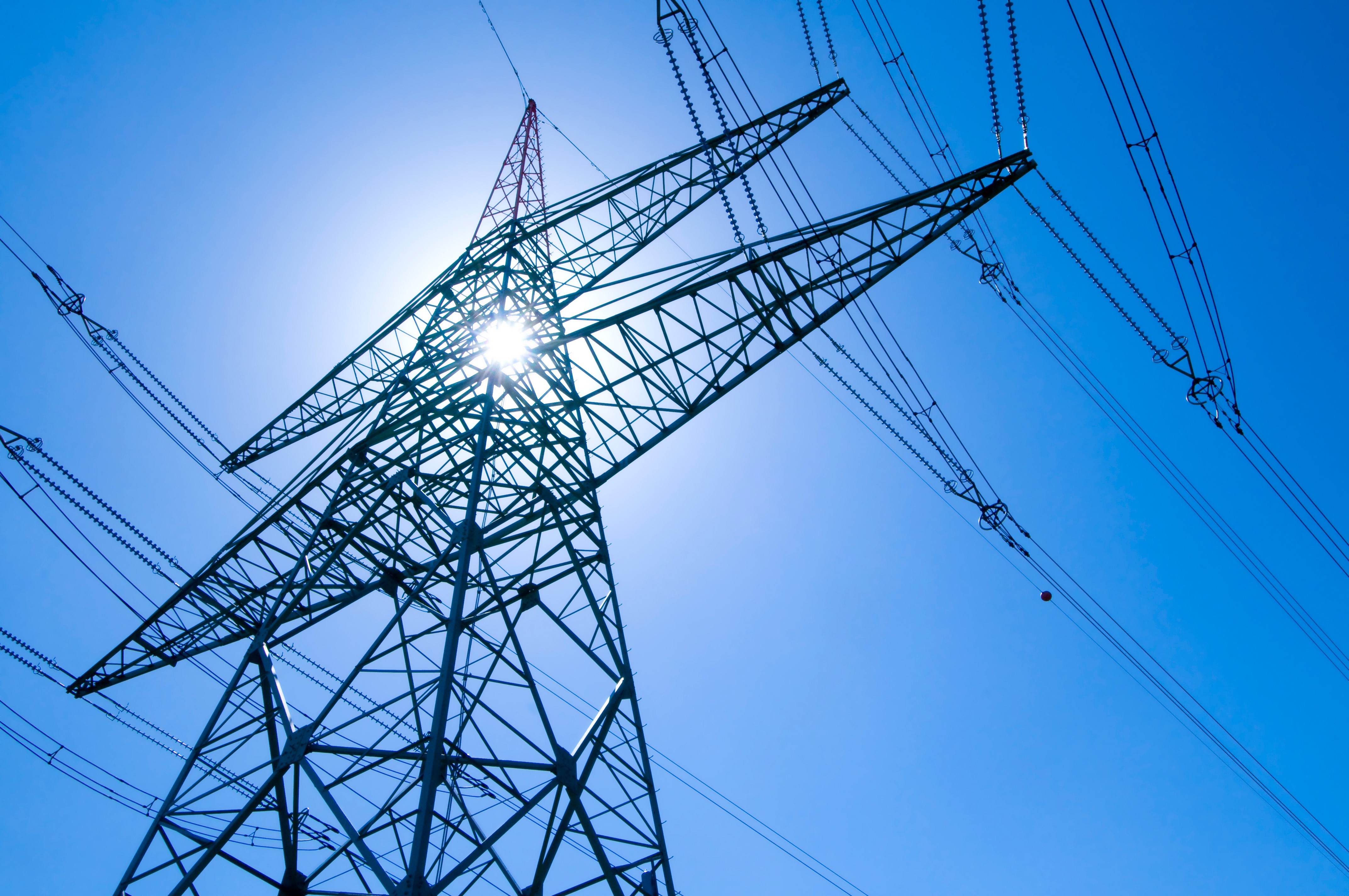 Líneas eléctricas contra el sol