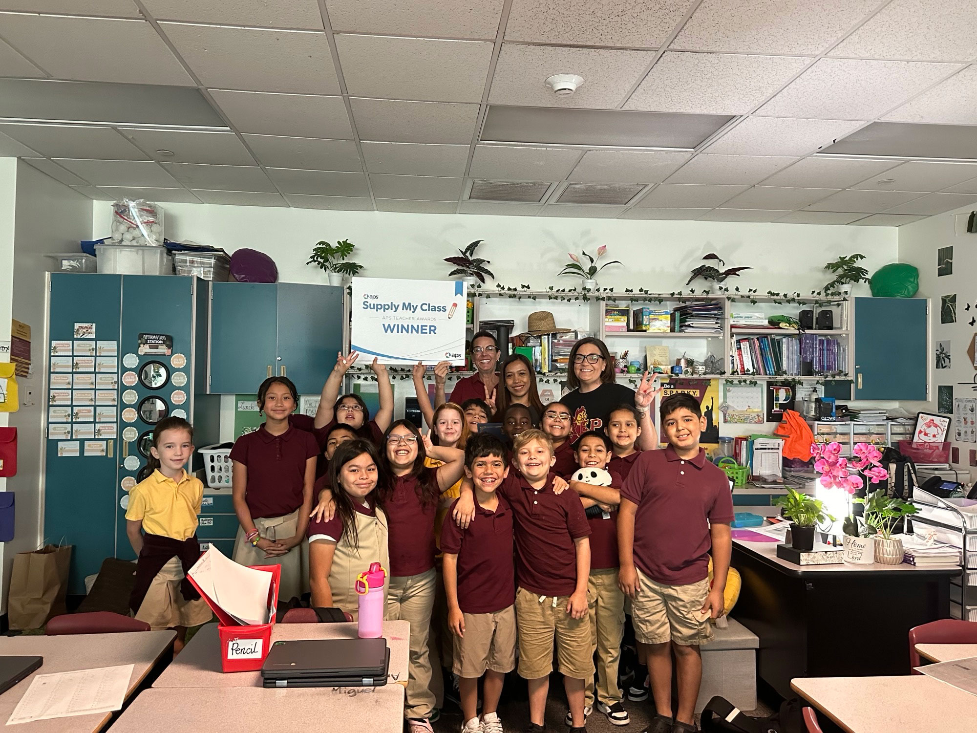 La vicepresidenta de sustentabilidad de APS, Ann Becker, sorprendió a los maestros de la Academia Preparatoria ASU en Tempe.