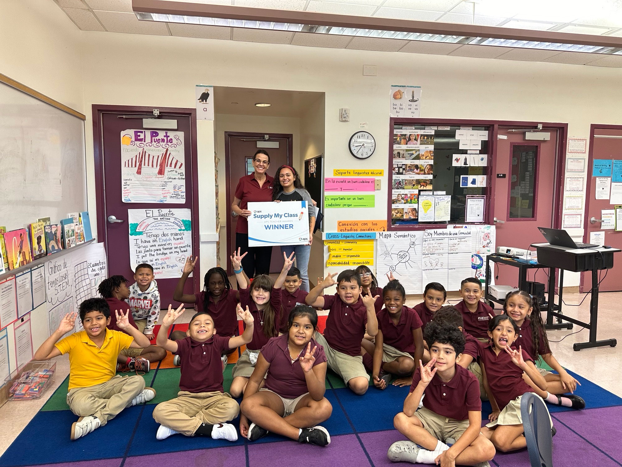 La vicepresidenta de sustentabilidad de APS, Ann Becker, sorprendió a los maestros de la Academia Preparatoria ASU en Tempe.