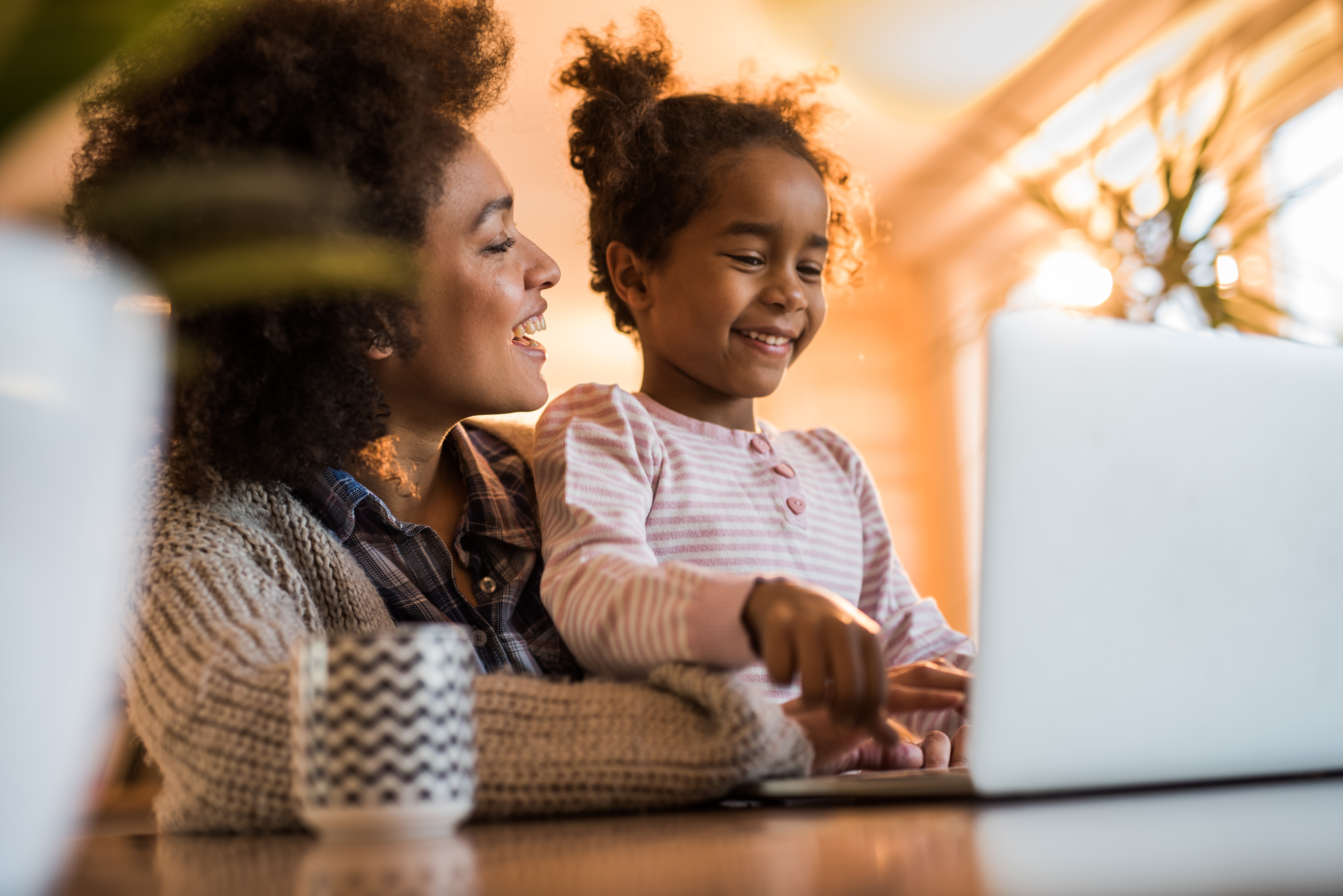 mom girl laptop