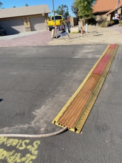 Protectores de cables a través de una calle