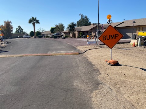 Protector de cable en una calle