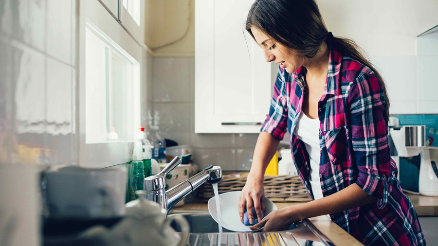 Mujer lavando los platos